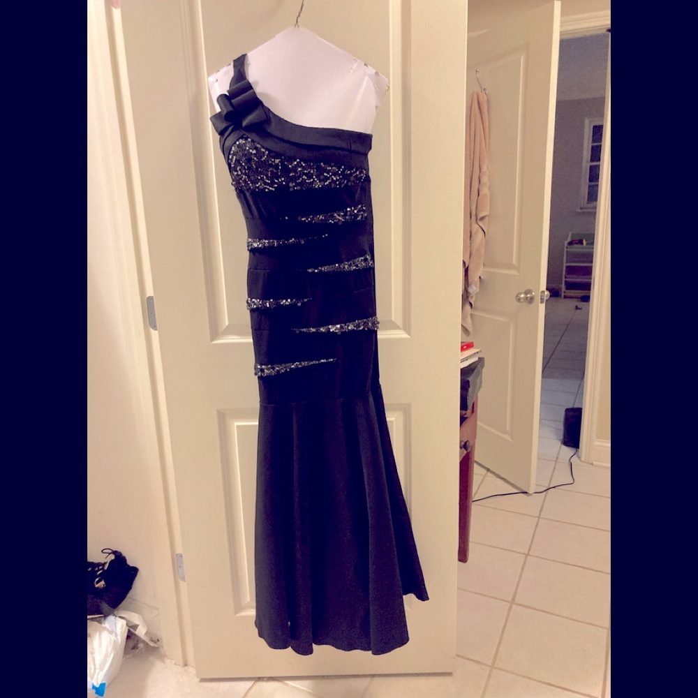 Gorgeous evening gown! One shoulder